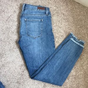 Frayed hem skinny jeans